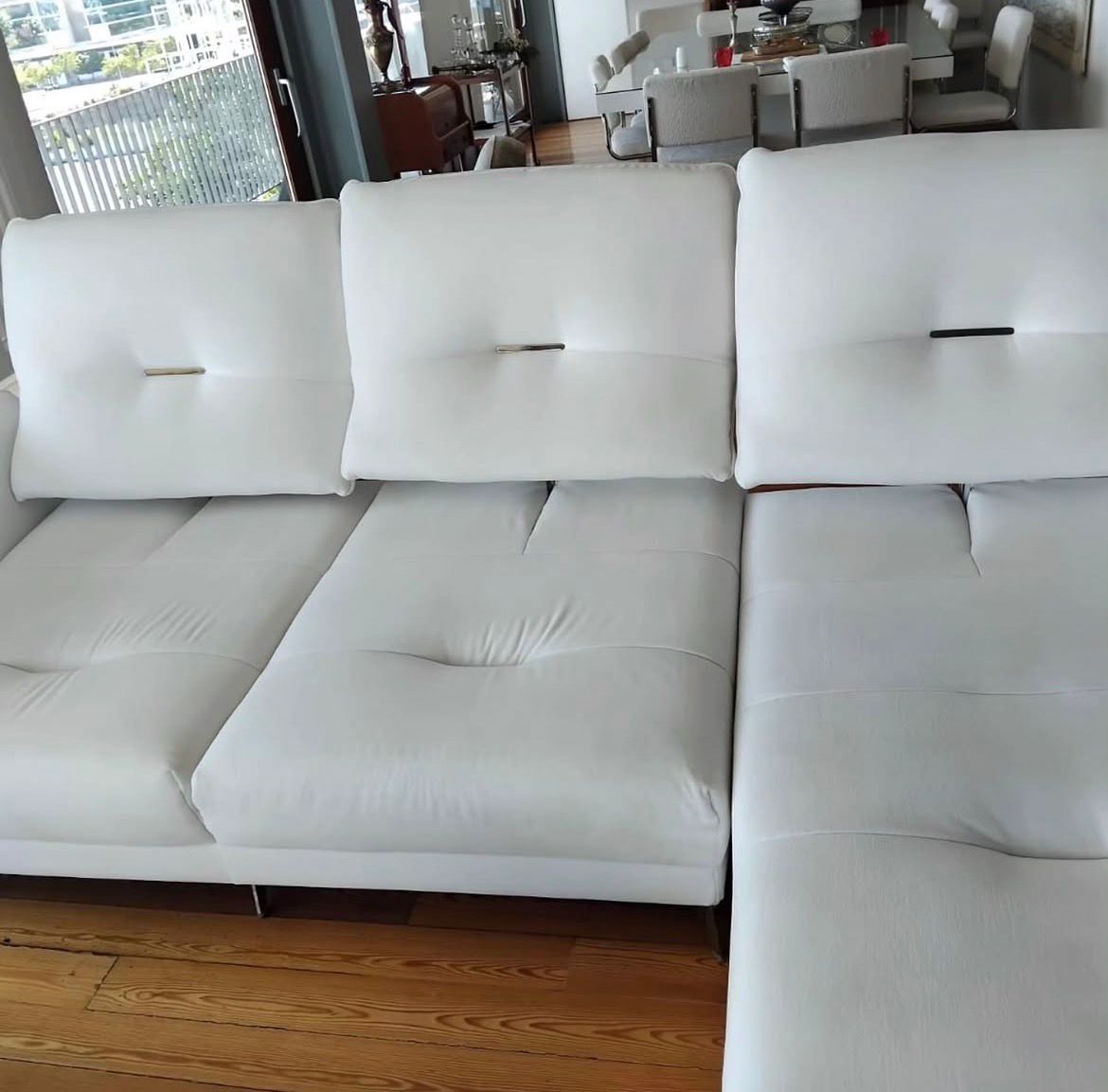 Sofá branco depois da limpeza
